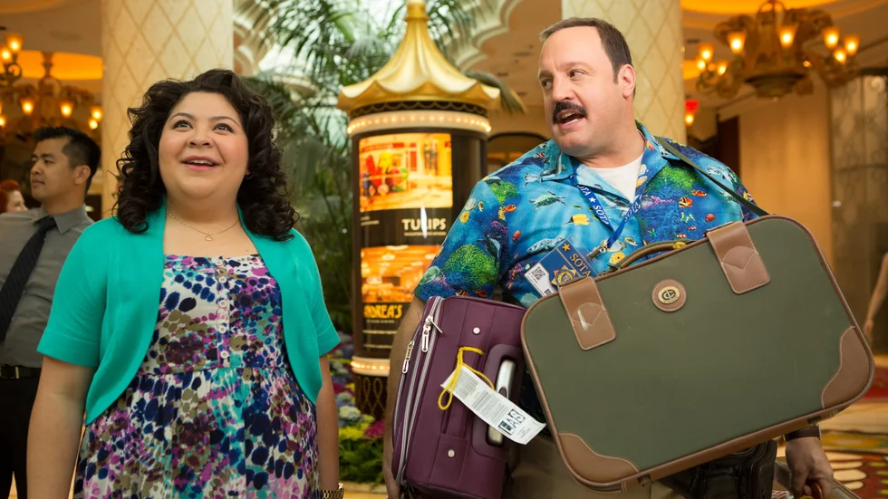 På resande fot. Paul Blart (Kevin James) och hans dotter Maya (Raini Rodriguez) åker till Las Vegas för en säkerhetsvaktskonferens. Foto: Matt Kennedy Foto: Matt Kennedy.