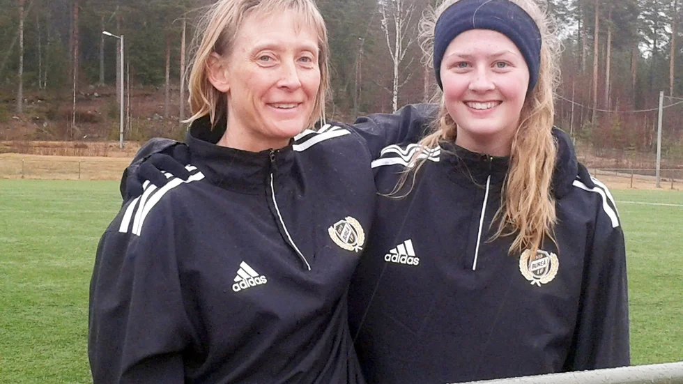 Trivs ihop. Eva Jonsson, 46 år och Lisa Viklund, 15 år är Bureås äldsta respektive yngsta spelare. ”Vi har en härlig atmosfär i laget, alla är glada”, berättar Lisa, som ser fram emot söndagens premiär. Foto: Tony Markström.
