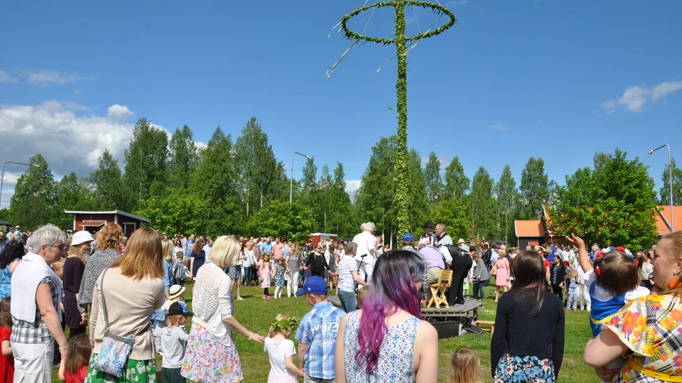 Det bjöds på gamla klassiska visor när barnen dansade runt stången. Foto: Jennifer Lindgren.
