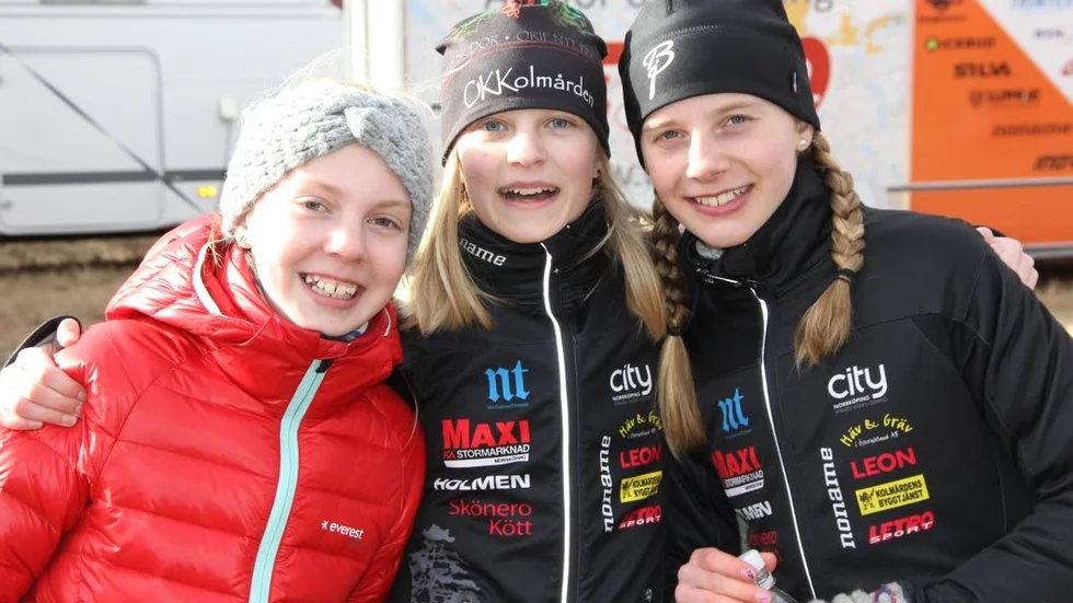 Trion. Linnea Lund, Fanny Östlund och Kerstin Ljungemyr inledde orienteringssäsongen på bästa sätt. Det blev en klar seger vid Måsenstafetten, i klassen D 14. Foto: Nils Sjödin
