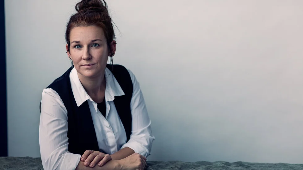 Hanna-Linnea Rengfors är född i Skokloster 1981. Hon debuterade 2020 med diktsamlingen "Närhetsprincipen" och gav samma år ut romanen "Candy".