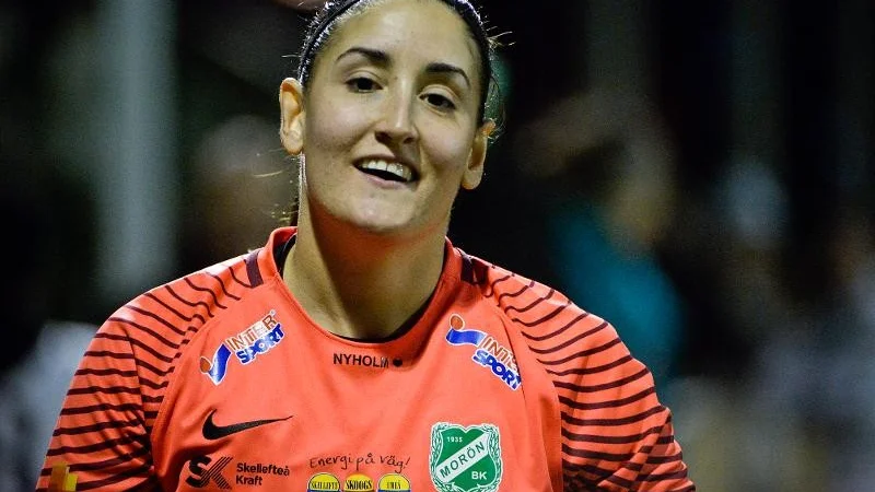 Sussie Åberg fortsätter mellan stolparna.