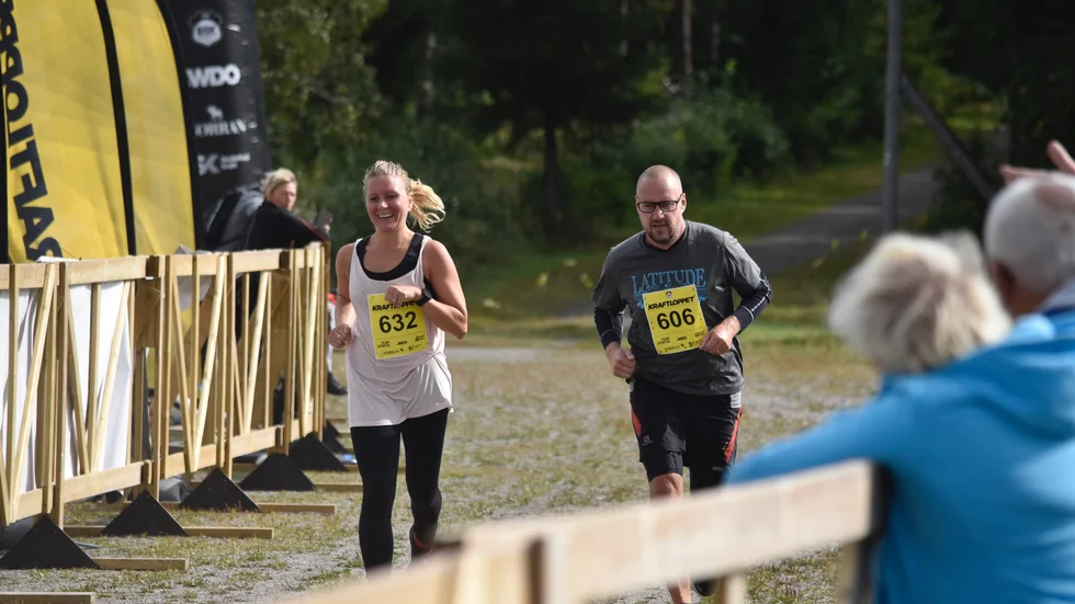 Christina Svensson, Bergsbyns Gymnastik, och Magnus Wahlberg sprang båda 12 km i Kraftloppet. 