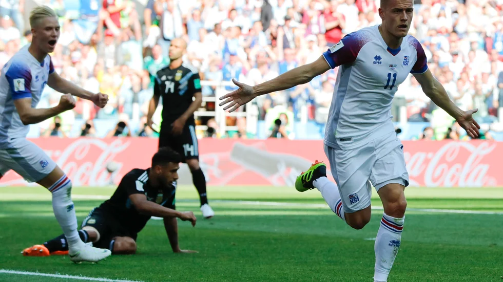 Alfred Finnbogason jublar över 1–1-målet mot Argentina.