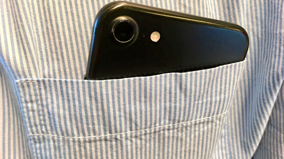 Med hjälp av sin mobiltelefon filmade läkaren när han undersökte barnen i deras underliv  – och han förvandlade sedan de grova våldtäkterna till grov barnpornografi (bilden är arrangerad).