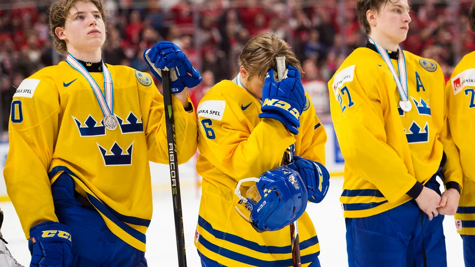 Juniorkronorna efter finalförlusten mot Kanada i JVM 2018. Från vänster: Marcus Davidsson, Linus Högberg och Jacob Moverare. 