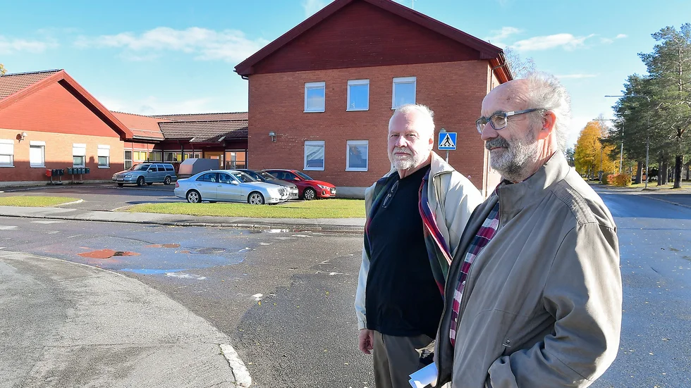 Stefan Fridholm och Sveneric Malm utanför Jörns hälsocentral. 