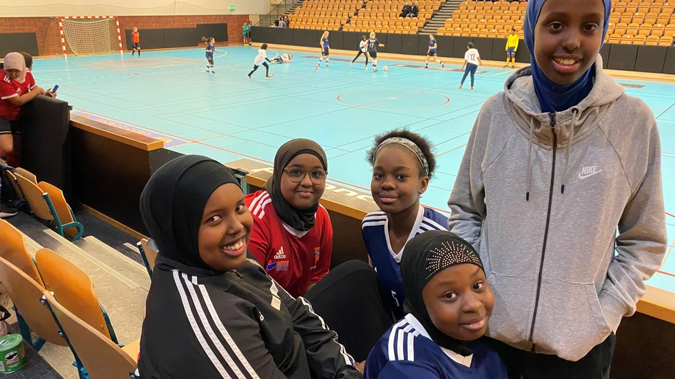 En hel buss med ungdomar från Bollihop och KFUM Linköping kom till Dribbla Uniteds sportlovscup i Motala sporthall. Här ses Sabirin Shafie, Marwa Jama, Natasha Mitonga, Mina Hakizimana och Riyana Shukri på läktaren efter match.