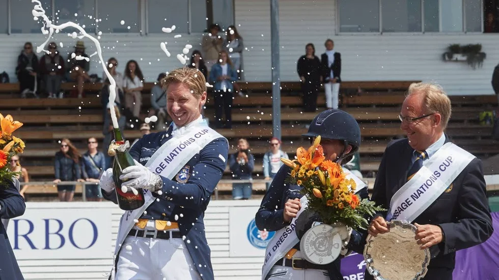 Patrik Kittel sprutar skumpa efter segern i Nations Cup. Bo Jenå, förbundskapten är med. Men prispengarna för den enorma prestationen är mycket låga.