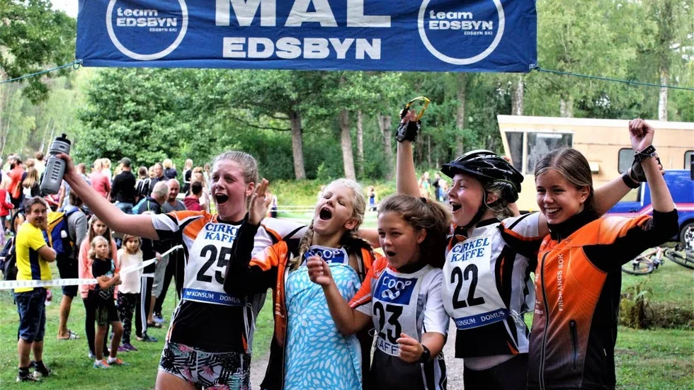 


Så här glada miner var det hos ungdomsvinnarna FSOK vid fjolårets Flergrensstafett i Grytgöl: Ida Ernstsson (skytte), Jensine Svensson (cykel), Sofie Vind (löpning 1 km), Alice Johansson (simning) och Maja Harrysson (löpning 2,5 km).



