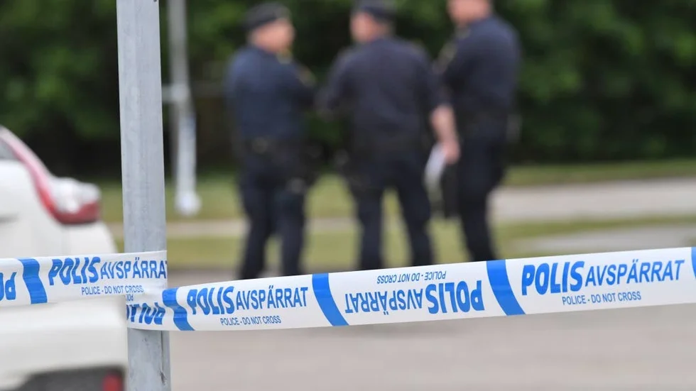 


Polisen uppmanar folk att vara särskilt uppmärksamma och respektera polisens avspärrningar nu under sommaren.



