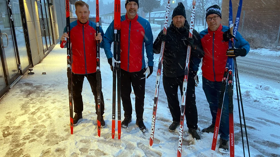 Marcus Lagerqvist, Mats Karlsson, Magnus Wik och Pelle Fransson är taggade inför Vasaloppet men hoppas på trevligare väder än när bilden togs utanför Gymbörsen i början på veckan. På bilden saknas deras teamkompis Johan Bennäs.