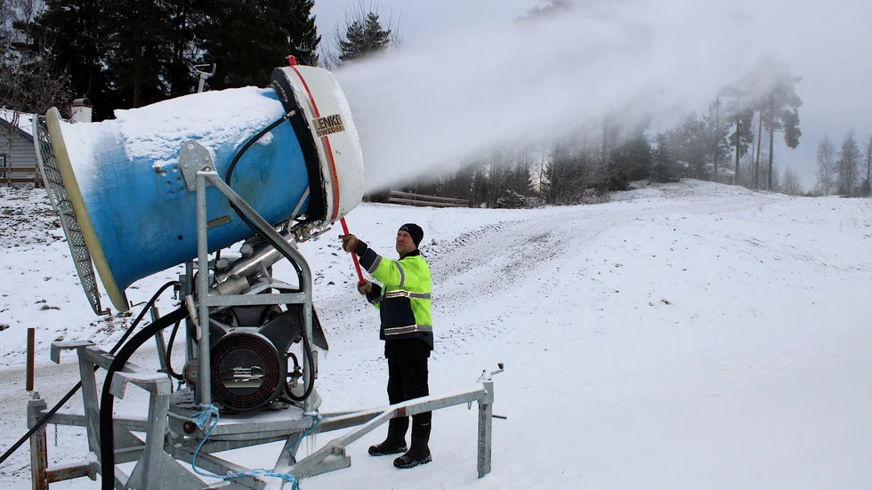 På onsdagsförmiddagen var snötillverkningen i full gång vid Dackestupet.