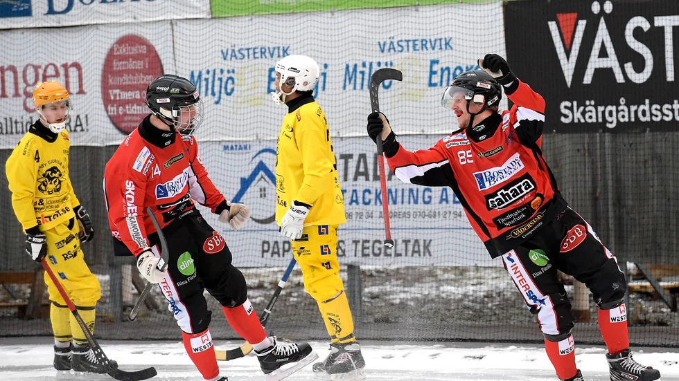 Albin Juthe, till vänster, jublar tillsammans med Oliver Wretman efter ett mål. 