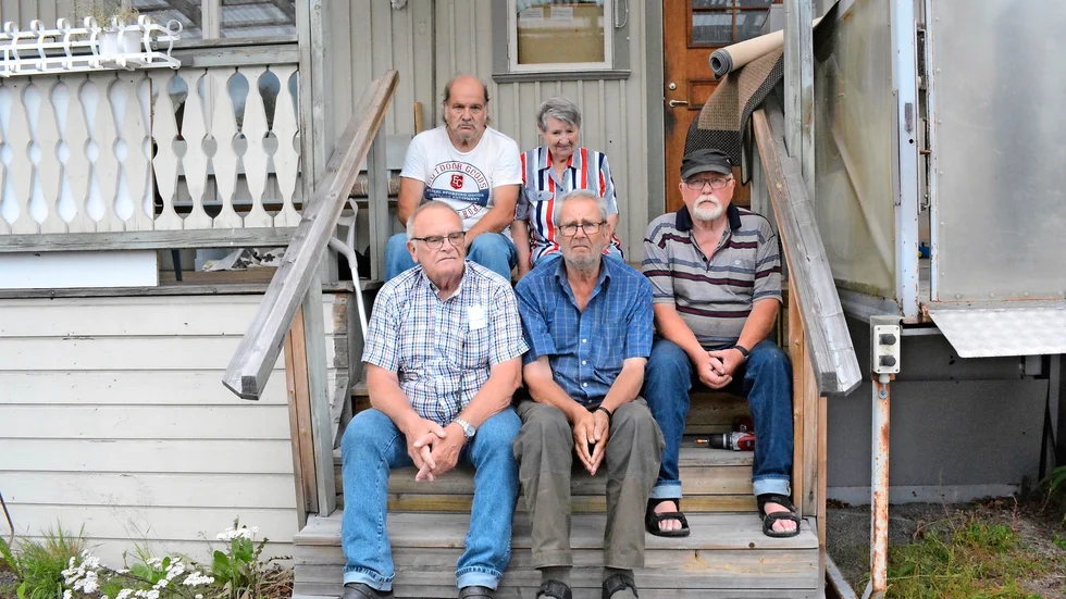 Husvilla. Nu måste Göran Backman, Klara Nilsson, Kjell Nilsson, Kurt Bergström, Sören Blom och de andra i föreningen lämna huset på Mörttjärnsvägen. Foto: Lennart Enkvist.