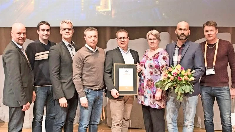 Glada pristagare. Skellefteå Kraft Fibernät AB tar emot priset vid Svenska stadsnäts föreningsstämma.