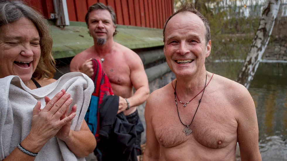 River Rats håller till i Nyköpingsån; från vänster Ulrika Gustafzon Cummings, Don Cummings och Bobo Lindblad. The Rat Queen, Bobos fru Mette, var den som drog igång det hela men hon kunde inte vara med vid det här badtillfället.