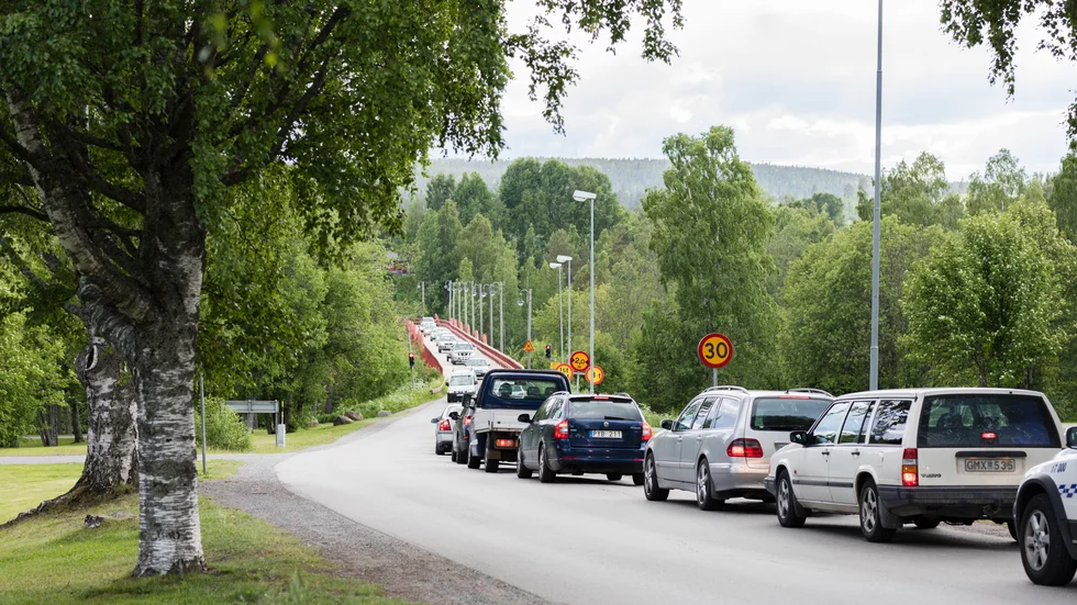 Lejonströmsbron. Under kötiden på 2-6 minuter vräker bilarna ur sig avgaser på tomgångskörning. Foto: Jonas Westling.