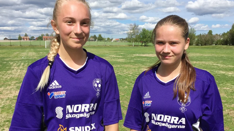 Segerskyttarna. Elvira Eklund och Miriam Lundqvist gjorde Burträsks mål i derbysegern.