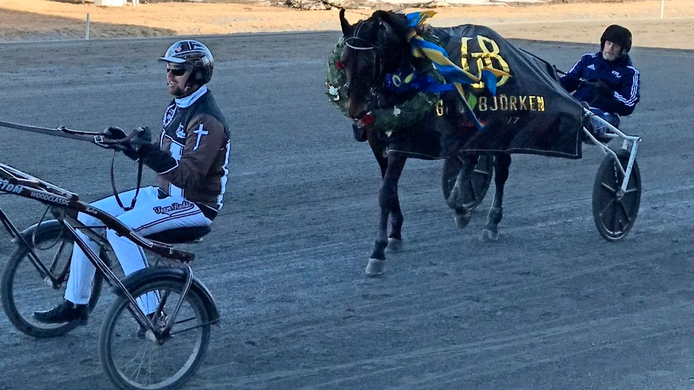 Daniel Redén är ute och värmer samtidigt som Propulsion fått sitt segertäcke efter Guldbjörken.