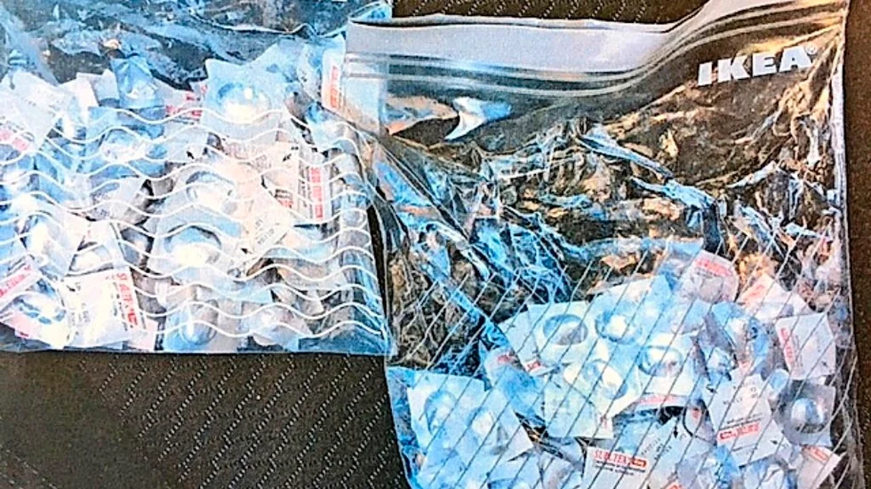 Gömda. Tabletterna hittades i ett ”lönnfack” i en bil som männen hyrde. Foto: Polisen.