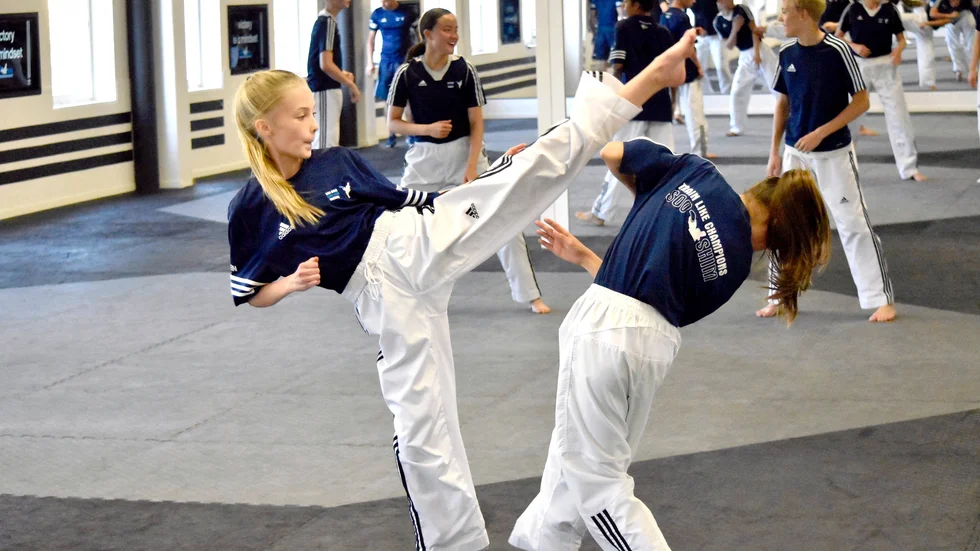 Utmaning. Soo Shims jättetalang Anna Holmström är uttagen till Kadett-VM. Här sparrar hon med klubbkamraten Indra Bodén. Foto: Kent Vikström.