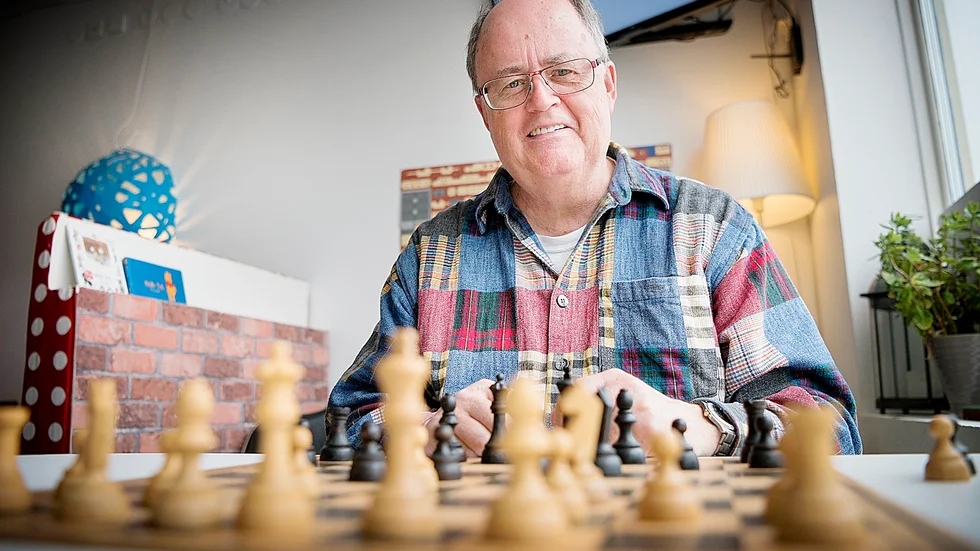 Schack. När Stig Hedenström, 65 år, får bestämma blir det anfall istället för försvar. ”Ibland kan jag spela lite för hårt i början”, säger han. Foto: Lars Eriksson.