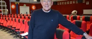 Rustar för att gå med flaggan i topp