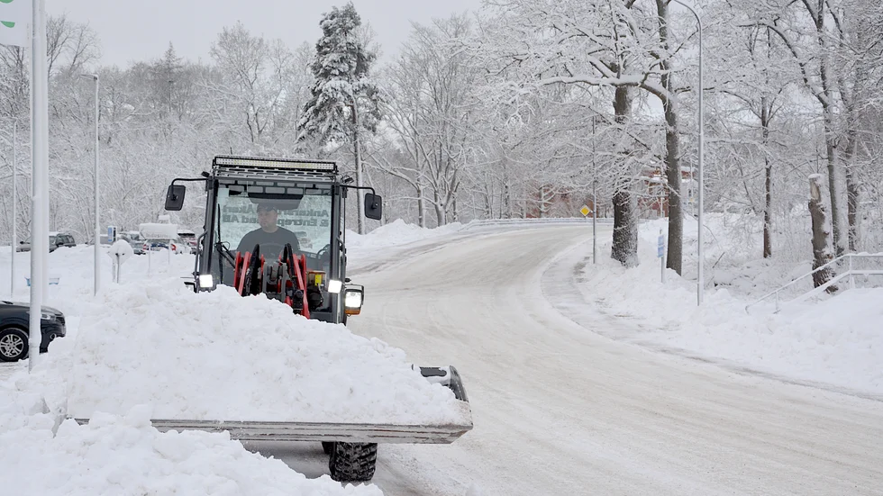 Ulf Eriksson kör bort snö från trottoaren utanför Coop i Ankarsrum. Bilden är tagen i fredags. Snödjupet består än idag.