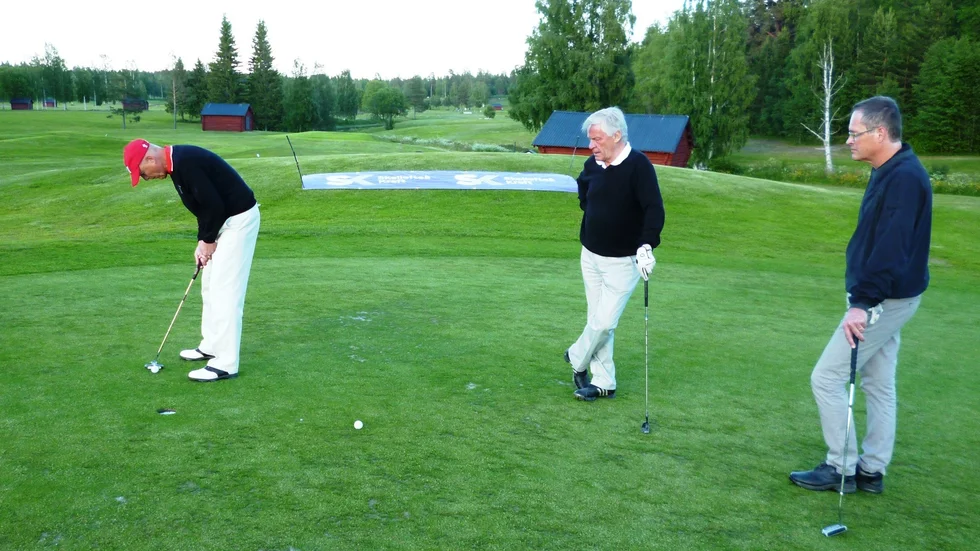 Anders Önnesjö. Riksmästaren i W:6-golfen puttar för seger. Skellefteålogens golfmästare Lars G Carlsson och Ander Johnsson, till höger, gillar det de ser.