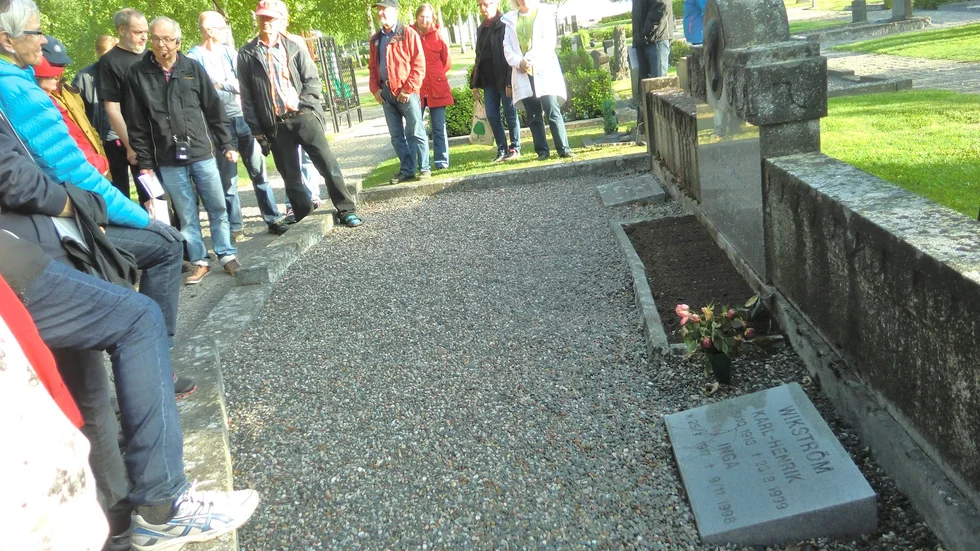 Delar av gruppen. Vid riksdagsman Anton Wikströms (tillika Norrans grundare) och K H Wikströms grav.