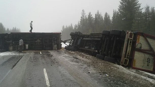 En väg är helt avstängd på grund av en liggande lastbil. Foto: Läsarbild.