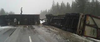 Lastbil blockerar väg