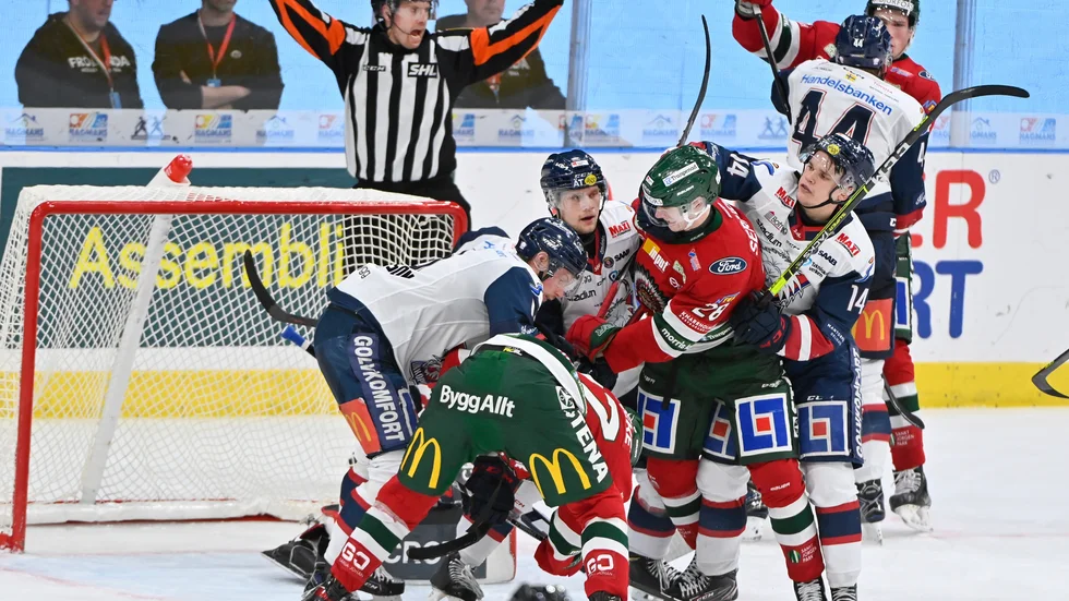 Bök, stök och bråk i matchen mellan rödklädda Frölunda och Linköping, som östgötarna vann med 2--1 i förlängning. Efteråt tyckte Frölundas tränare att lagen tilläts spela för fult, och att han sett samma tendens i tidigare SHL-matcher.