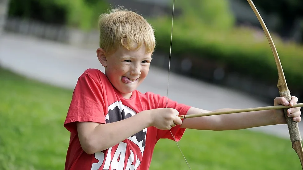 Sixten Granström, 8 år, Skellefteå, var duktig på att skjuta med pilbåge. (Foto: Leif Andersson)