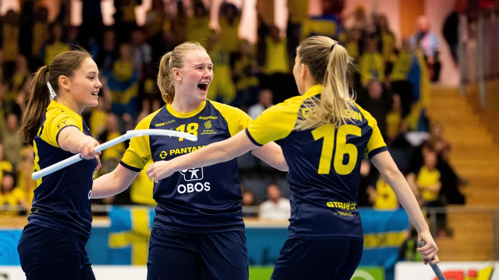 Wilma Johansson, till vänster, har precis vispat in Sveriges 2–1-mål i den första perioden mot Finland i VM-finalen.
