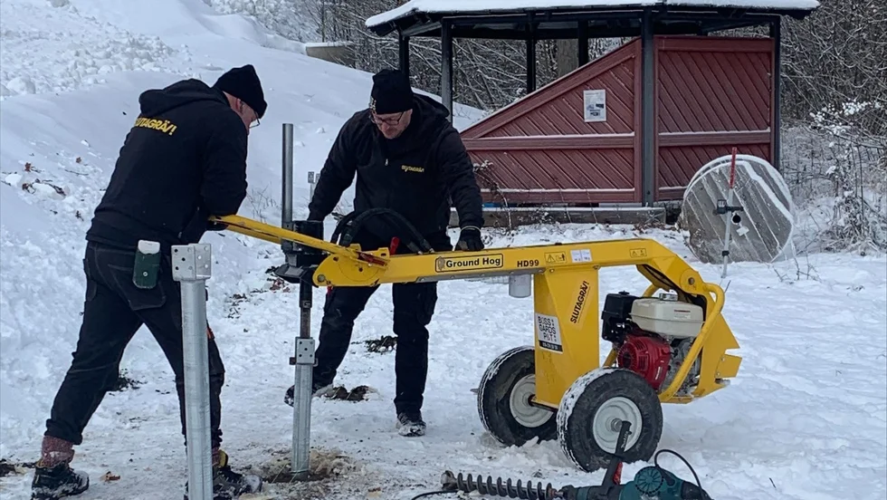 En fikaläktare byggs vid barnbacken i Yxbacken. Ett byggprojekt via XL-Hjälpen. 