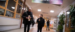 12-årige Jonathan fick en exklusiv första titt på nya skolan – "Enormt tryck på lärartjänsterna"