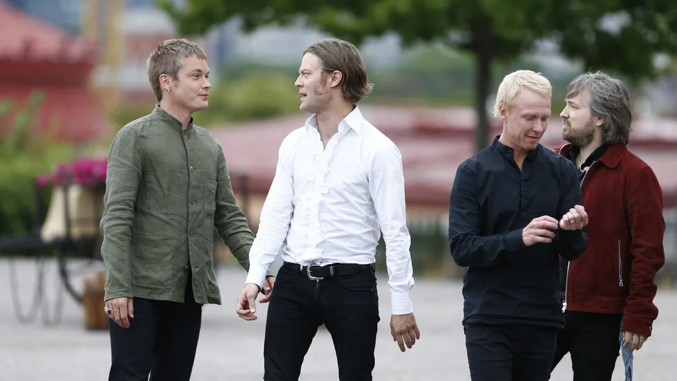 Mando Diao, med bland andra sångaren Björn Dixgård (i vitt) och Luleå-trummisen Patrik Heikinpieti (i svart), flyttar sin konsert i Luleå till ett senare datum.