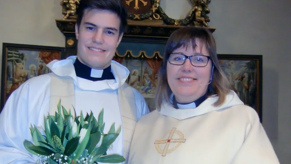 Kyrkoherde Carina Wikman hälsade nye skolprästen Albin Avander välkommen till församlingen under söndagens högmässa i Sankt Olovs kyrka. Foto: Majlena Lundgren