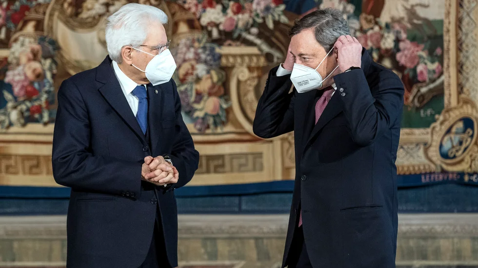 Italiens avgående president Sergio Mattarella, till vänster, och premiärminister Mario Draghi när den senare svors in som premiärminister i februari i år.