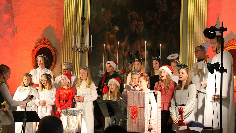Stämningfullt, roligt och annorlunda. Det var gränslös lucia Västra Ny kyrka på lördagen.