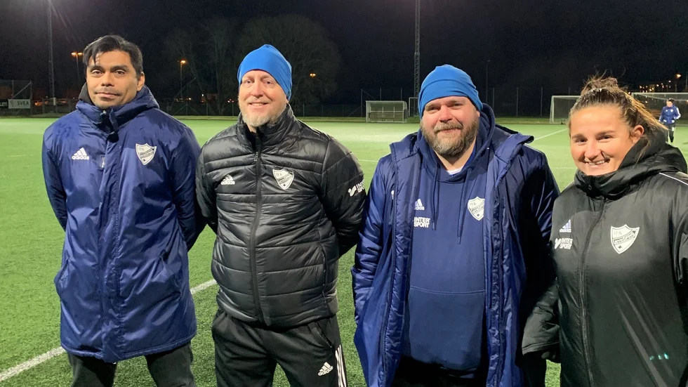 IFK Nyköpings nya tränarteam runt damerna. Från vänster: Roberto Arrey Santander, Fredrik Almberg, Mikael Ringberger, Edina Begovic. De tre sista är kvar sedan förra säsongen.