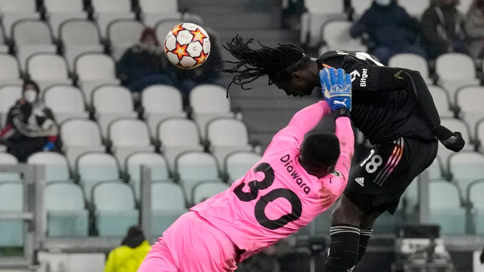 Moise Kean vinner duellen med Ismael Diawara och nickar in segermålet för Juventus.