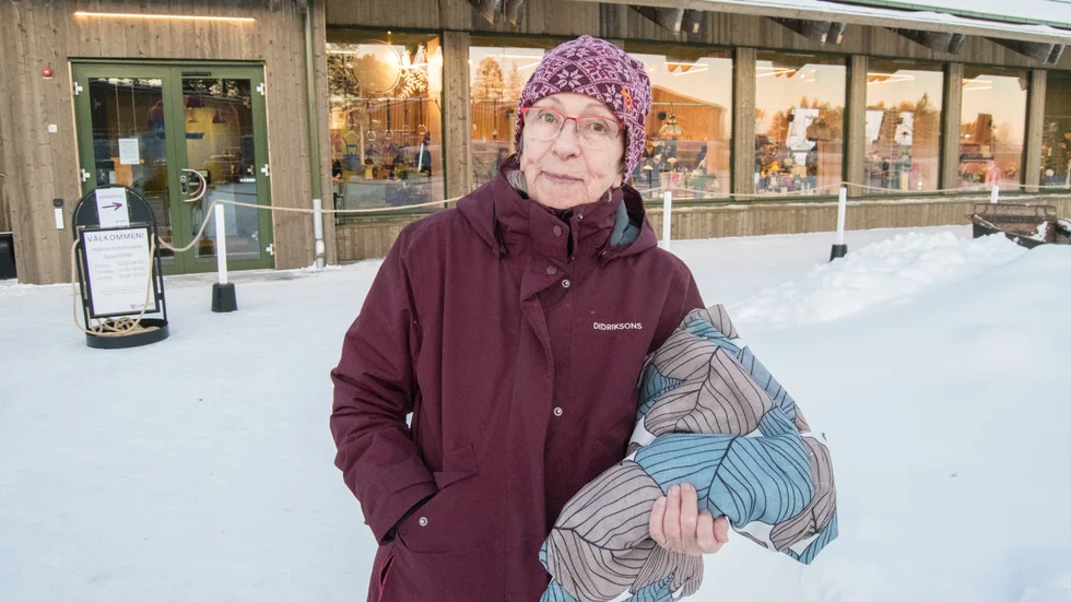 Marita Haapalahti kom till Hållbarhetshuset under invigningsdagen för att slänga grejer, men for hem med ett par gardiner som hon hade köpt.