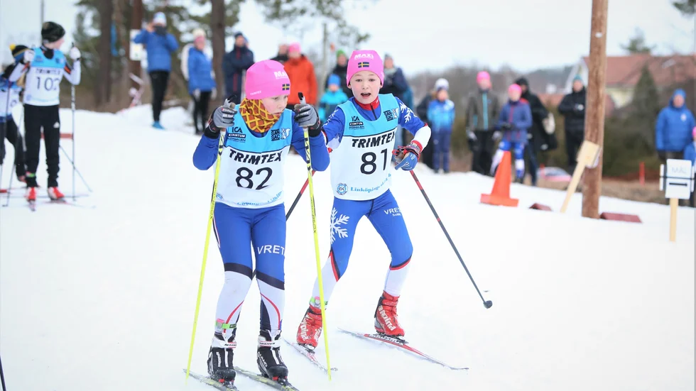 Det var fullt snö-ös när Linköpingsrännet avgjordes. Här växlar Theo Palmkvist och Svante Börjesson.
