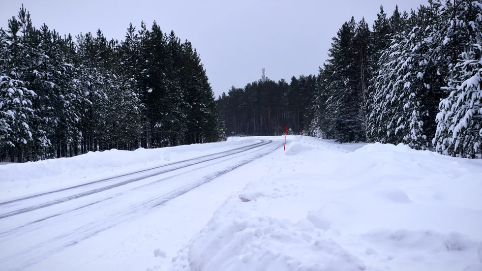 En förälder är kritisk till att dennes barn ska behöva färdas på Bälingevägen för att ta sig till närmaste busshållplats. Vägen saknar både belysning och vägren. 