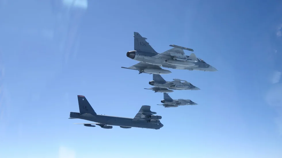 Jas 39 Gripen eskorterar amerikanskt bombflyg av modell B52. Arkivbild.