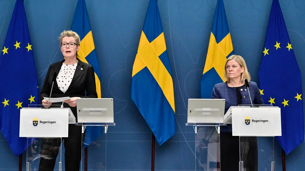 Skolminister Lina Axelsson Kihlblom (S) och statsminister Magdalena Andersson (S) har presenterat ett avdrag på skolpengen för friskolor.