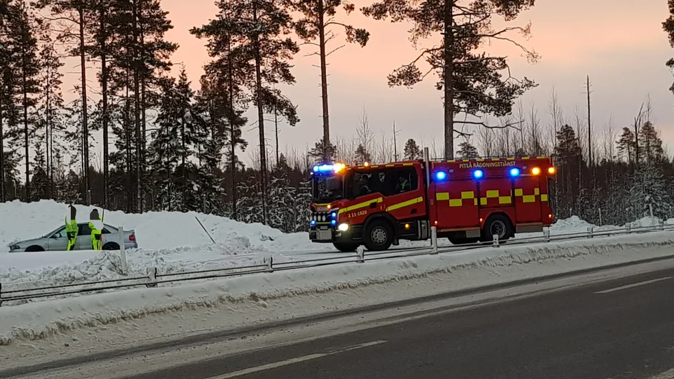 Räddningstjänst och ambulans kallades till olycksplatsen, men ingen person behövde föras till sjukhus.